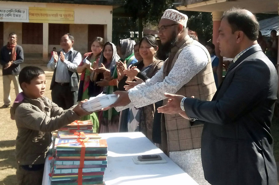 নতুন বছরে শিক্ষার্থীদের মাঝে নতুন বই বিতরণ