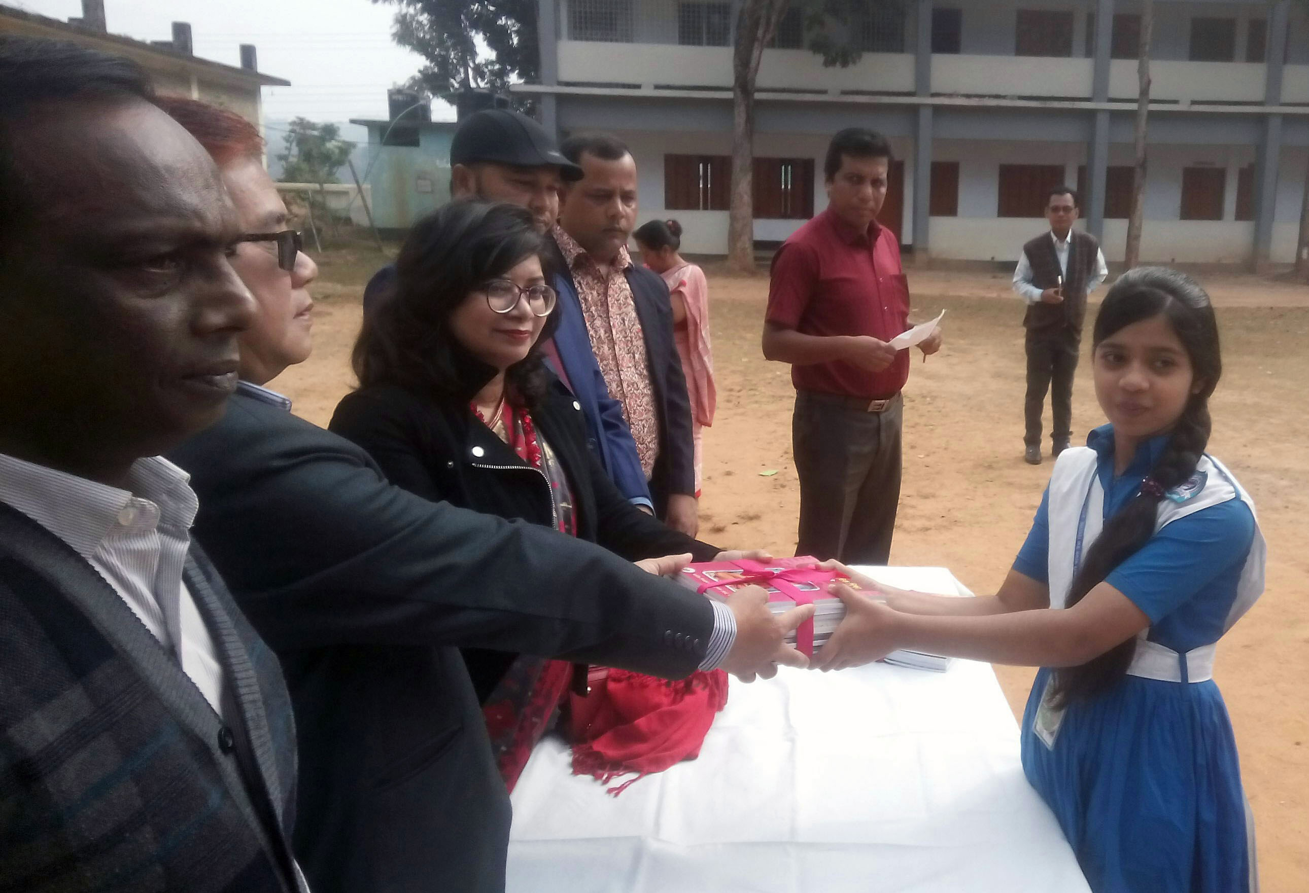 নতুন বছরে শিক্ষার্থীদের মাঝে নতুন বই বিতরণ
