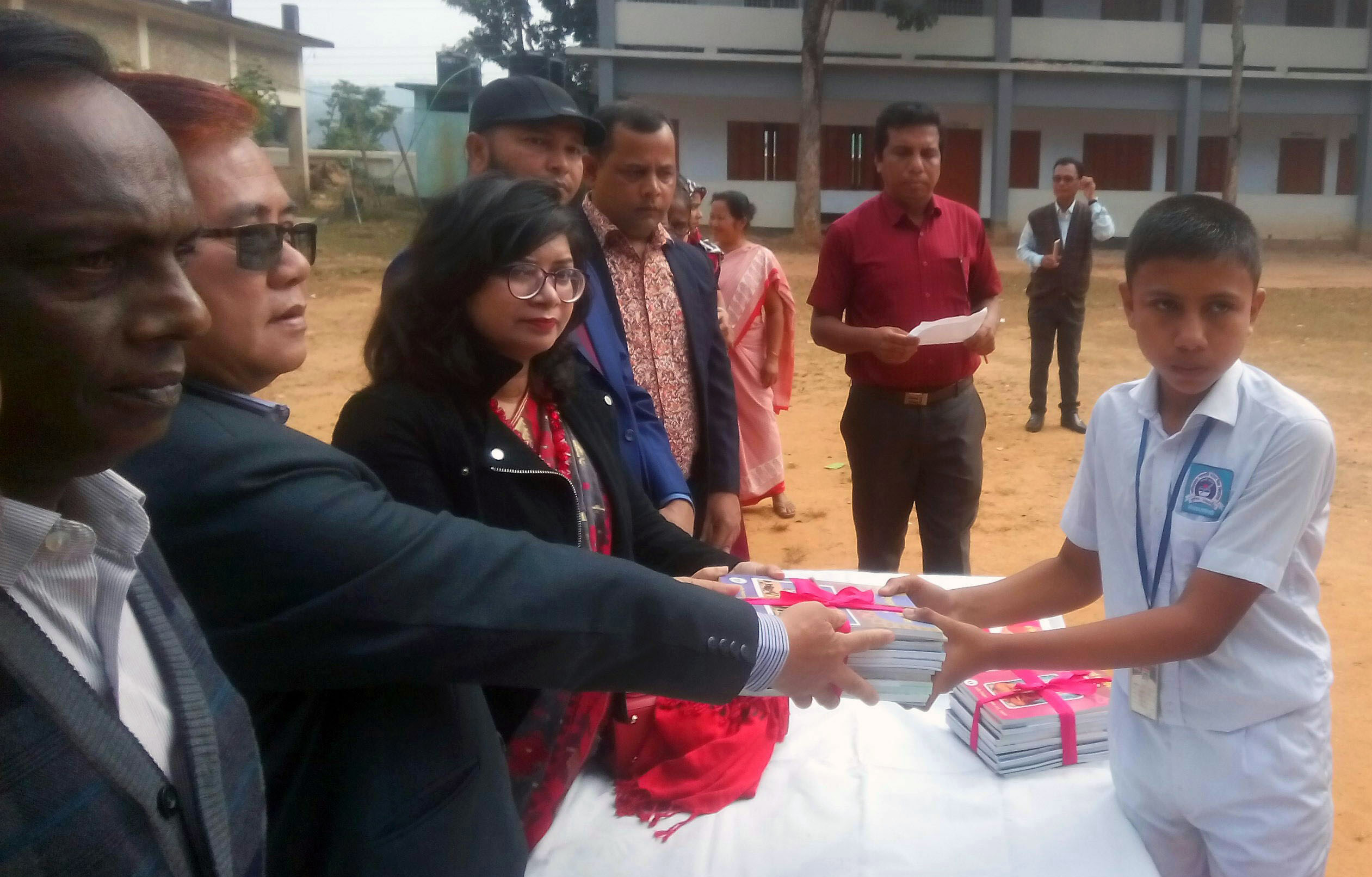 নতুন বছরে শিক্ষার্থীদের মাঝে নতুন বই বিতরণ